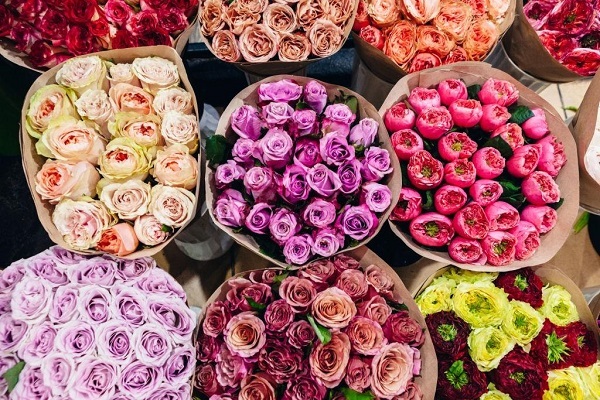 different colors of flowers to give to a Ukrainian woman